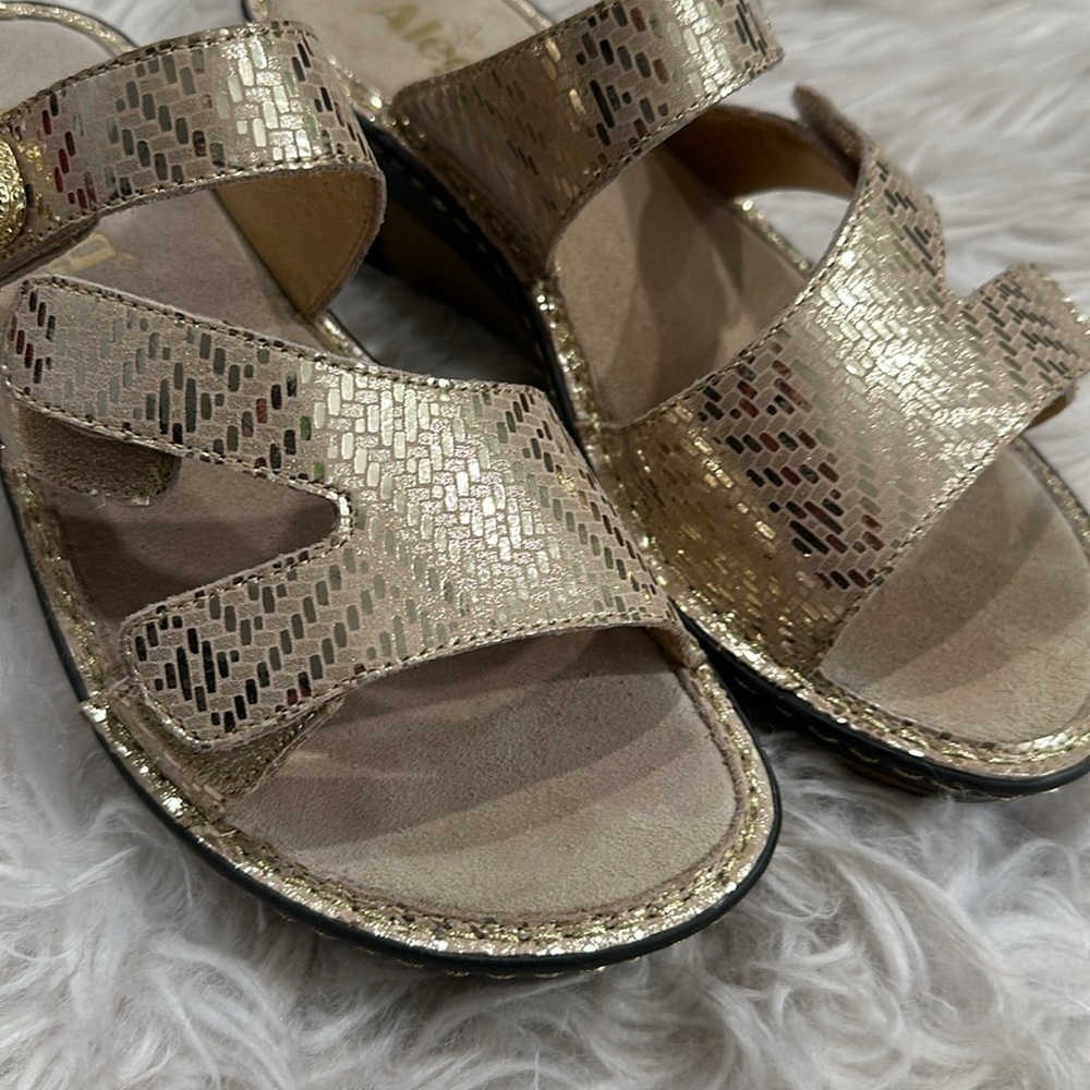 Alegria Dazzler Loti Gold Open Toe Wedge Sandal Slide Sz 38 - Picture 2 of 16